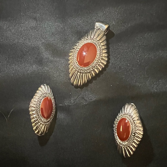 Elegant Silver and Carnelian Cabochon Jewelry Set: pendant and clip on earrings - Picture 2 of 3
